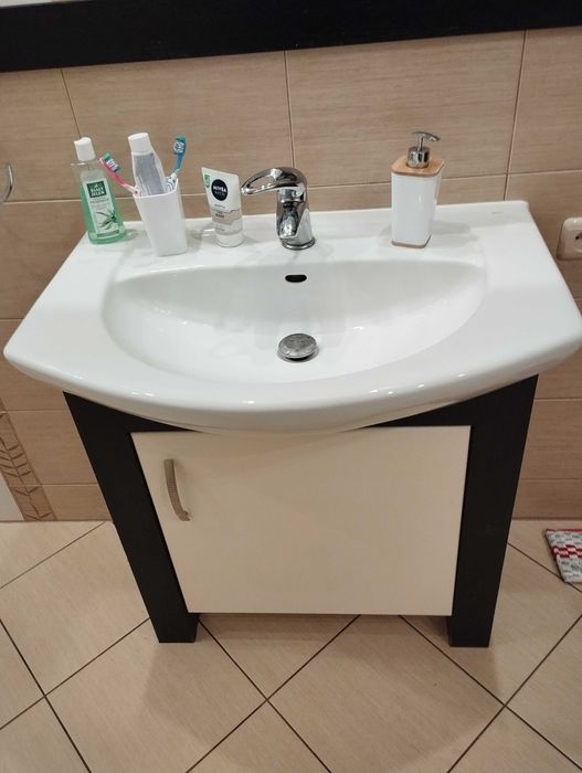 Umywalka, szafka, bateria, syfon - komplet łazienkowy.