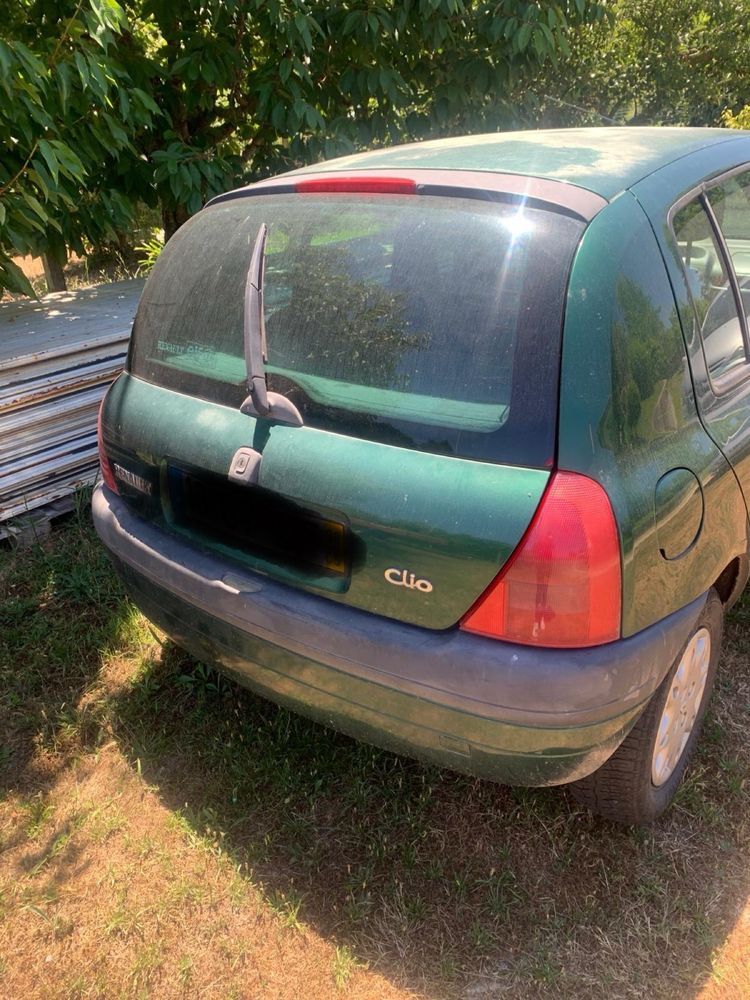 Renault clio avariado