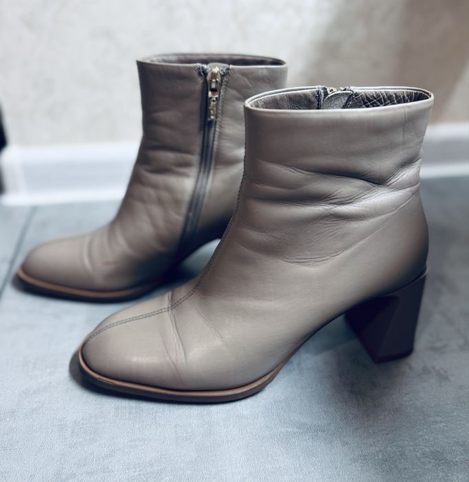 Ботильйони шкіряні бежеві Estro 37р.