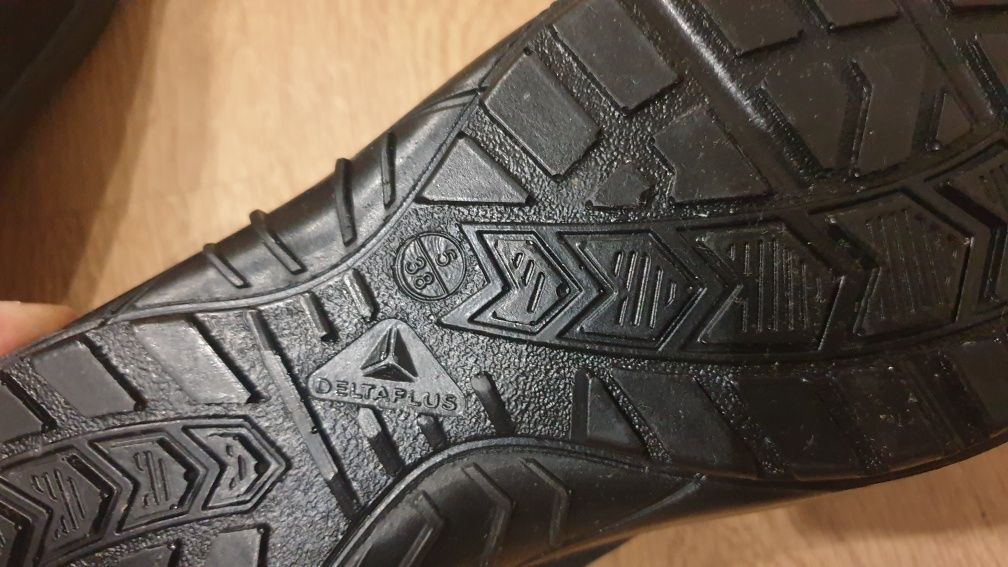 Sapatos Segurança Deltaplus Tam. 38
Só foram usados por poucas horas.