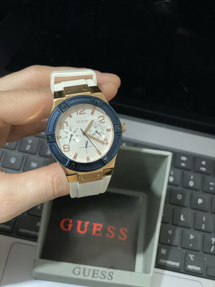 Наручний годинник Guess