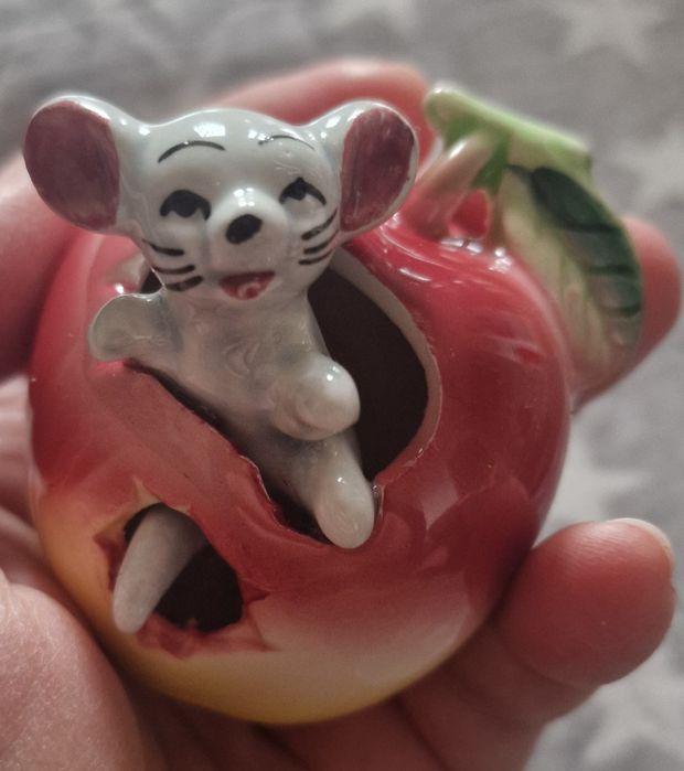 Japońska Porcelanowa Figurka Mysz w jabłku z 1950