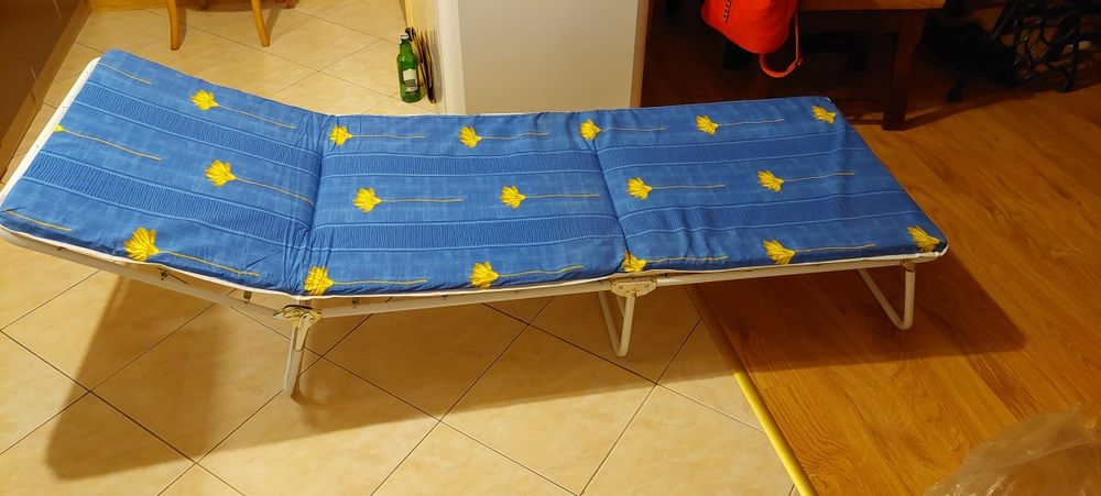 Łóżko polowe z materacem piankowym
