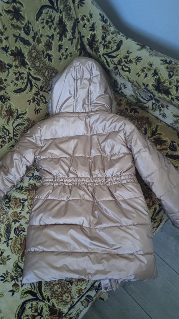 Зимова курточка на дівчинку 6-7 років