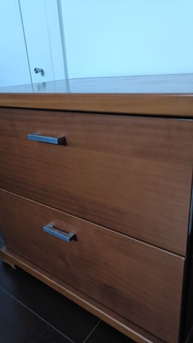 Mesa de cabeceira em madeira maciça cor de cerejeira