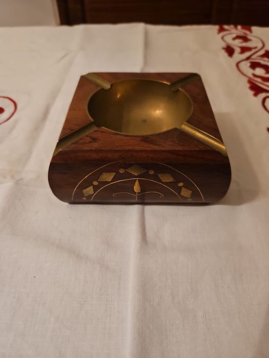 Cinzeiro Vintage em Madeira e Latão com Detalhes Decorativos