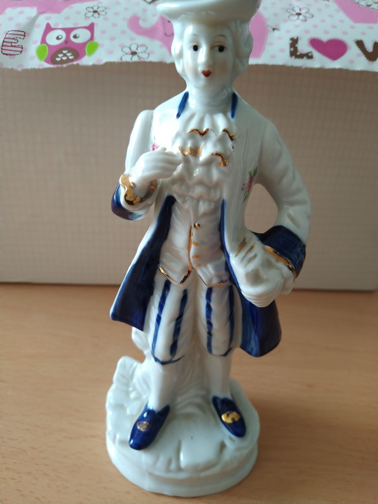 Biblou) boneco azul e branco