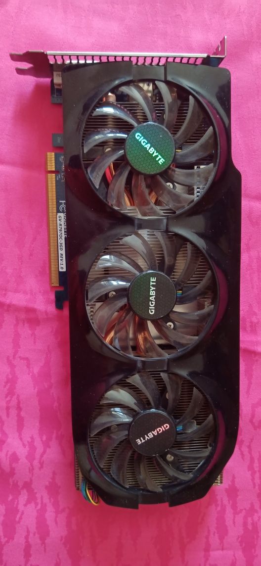 Видеокарта GYGABYTE Radeon HD 7970 3GB 384bit GDDR5