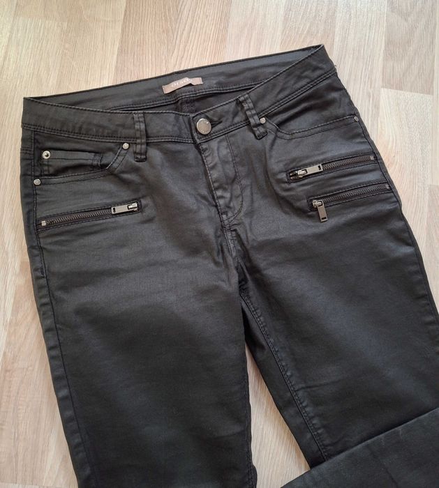Czarne woskowane spodnie 34 XS bawełna