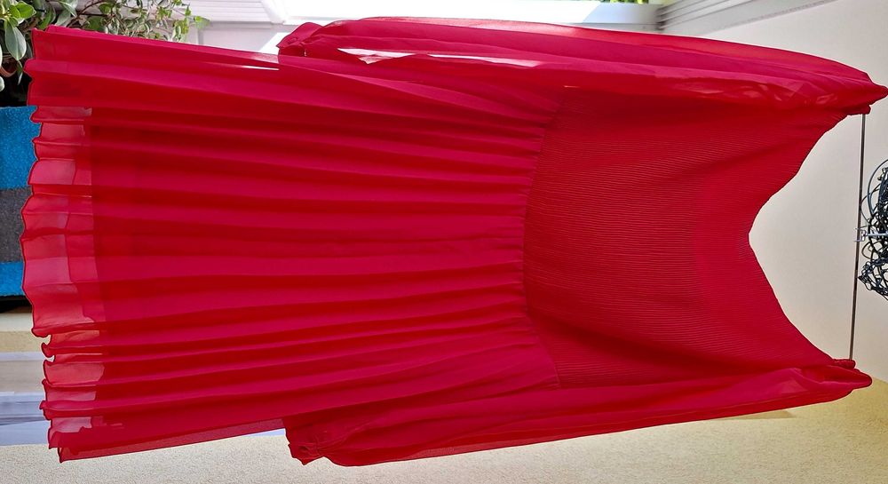 Zwiewna czerwona sukienka plisowana mini ASOS