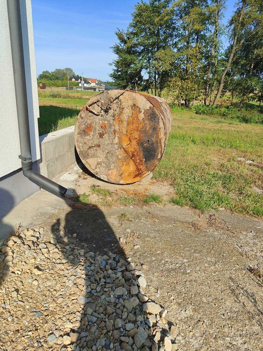 Zbiornik metalowy na paliwo albo szambo beczka