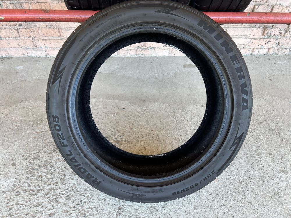Комплект літніх шин 235/45R18