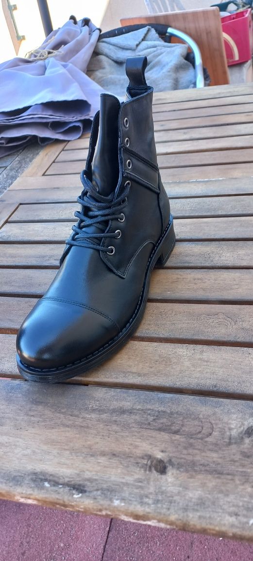 Bota em pele número 41