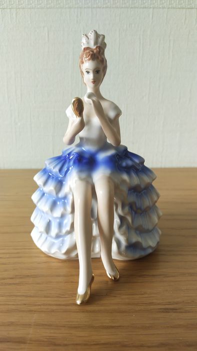 J. Jezela porcelanowa figurka z PRL-u Dama z lustrem