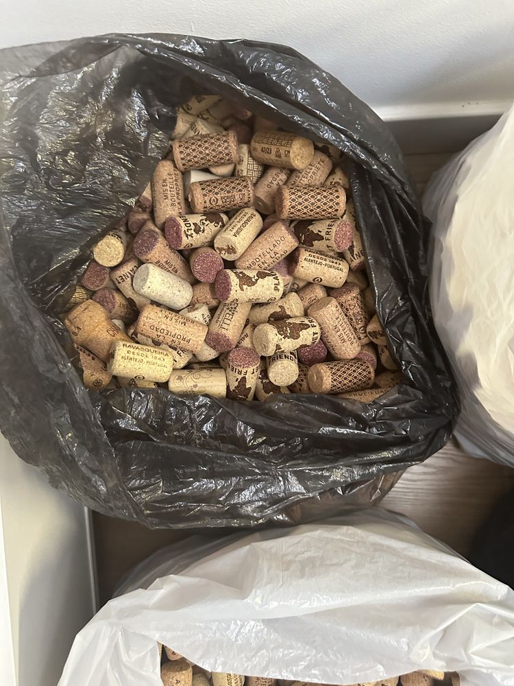 Korki po winie  2350 sztuk ( wino korek )