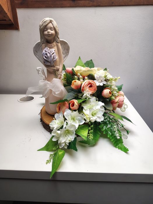 Stroik na grób z aniołem, kompozycja nagrobna na plastrze drewna