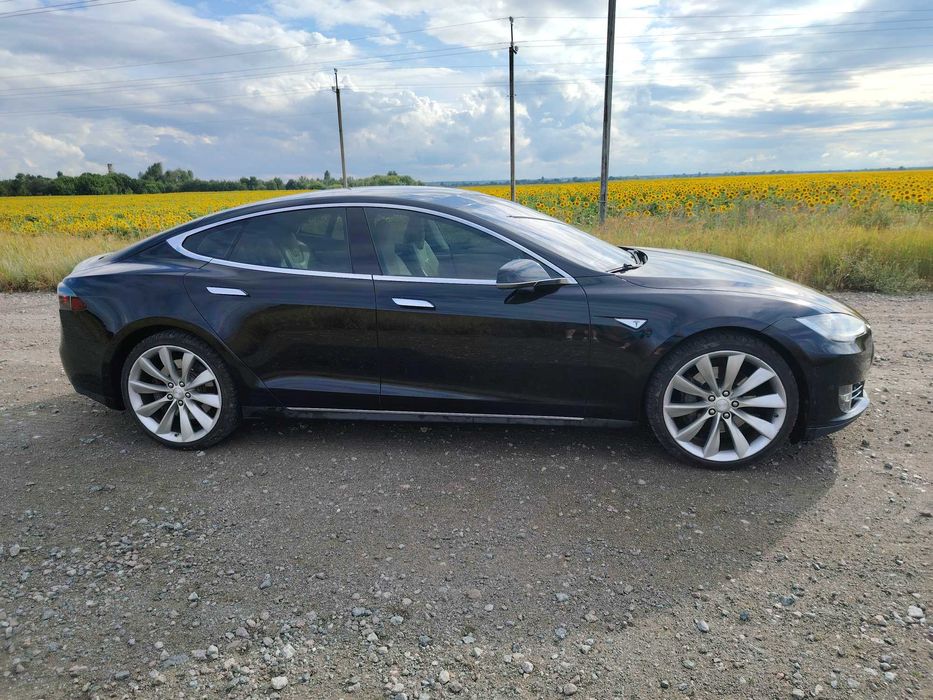 Tesla Model S 2014