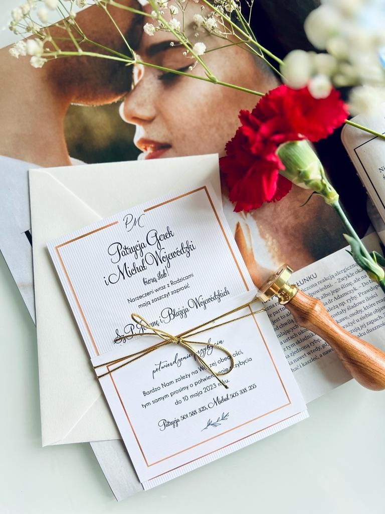 Śliczne proste zaproszenie ślubne ze złotym sznurkiem i kopertą