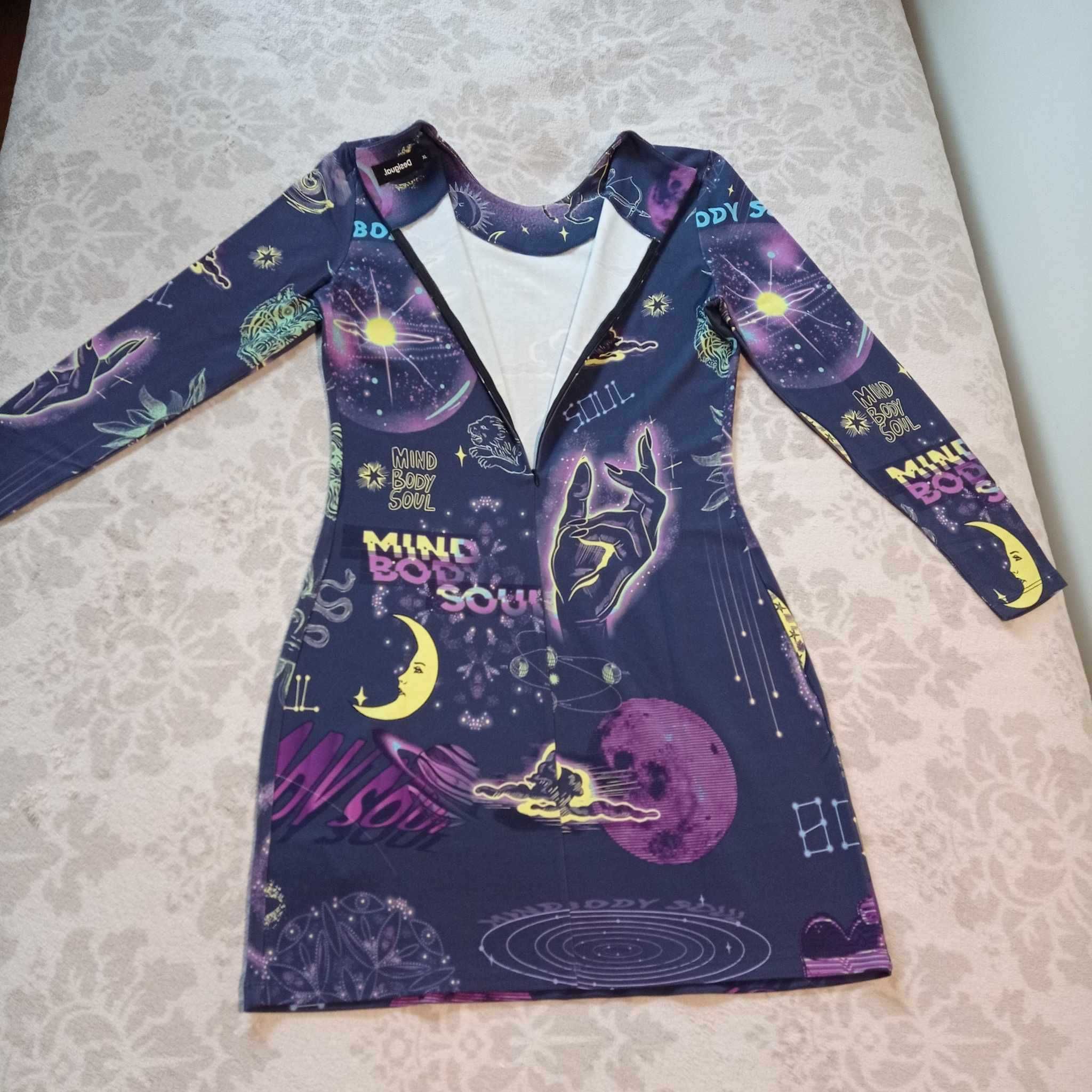 Dopasowana sukienka w astrologiczne wzory