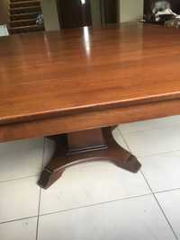 Stół drewniany, lakierowany.