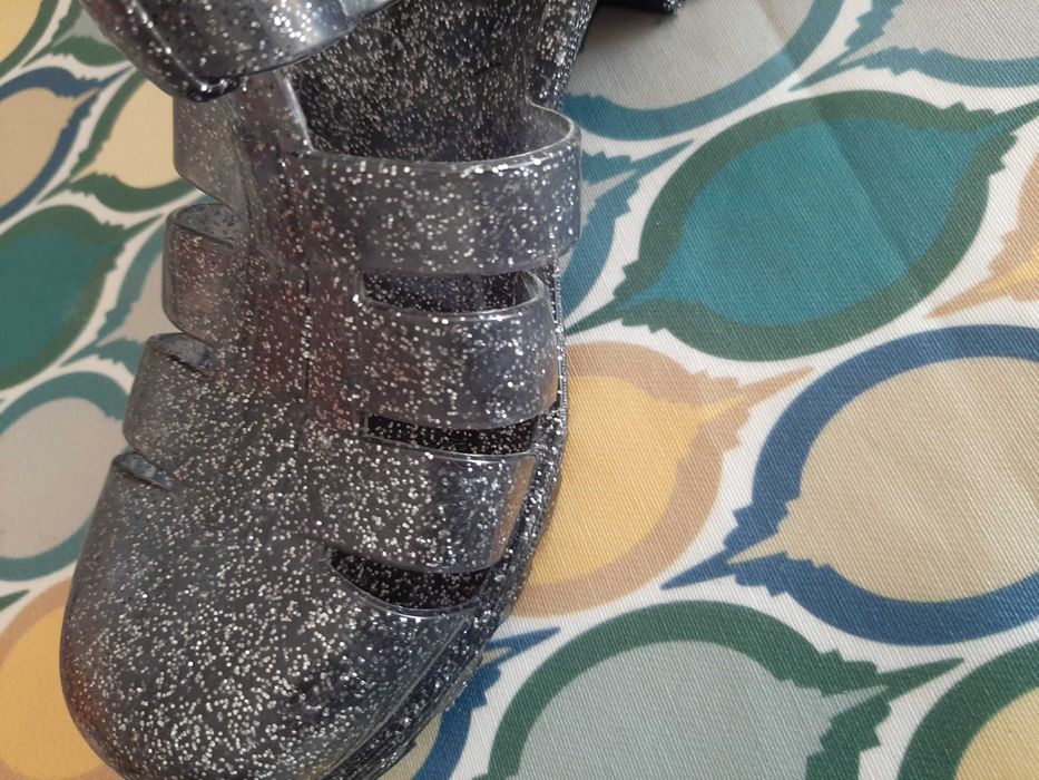 Sandálias pretas novas