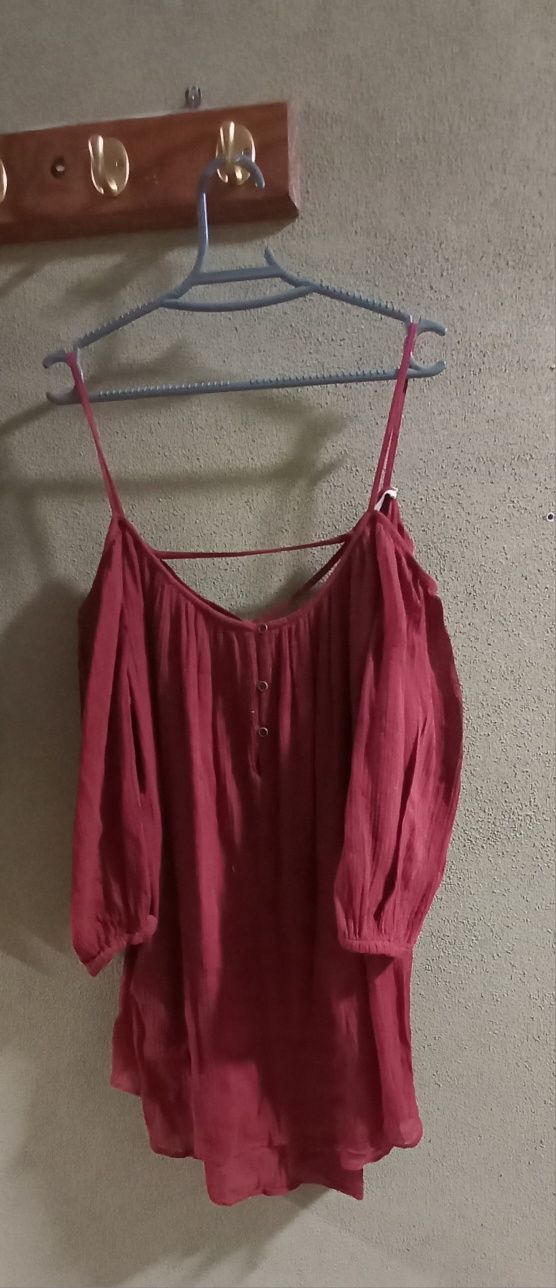 Blusa vermelho escuro de mangas largas