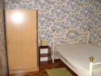 Quarto a rapaz estagiário ou trabalhador