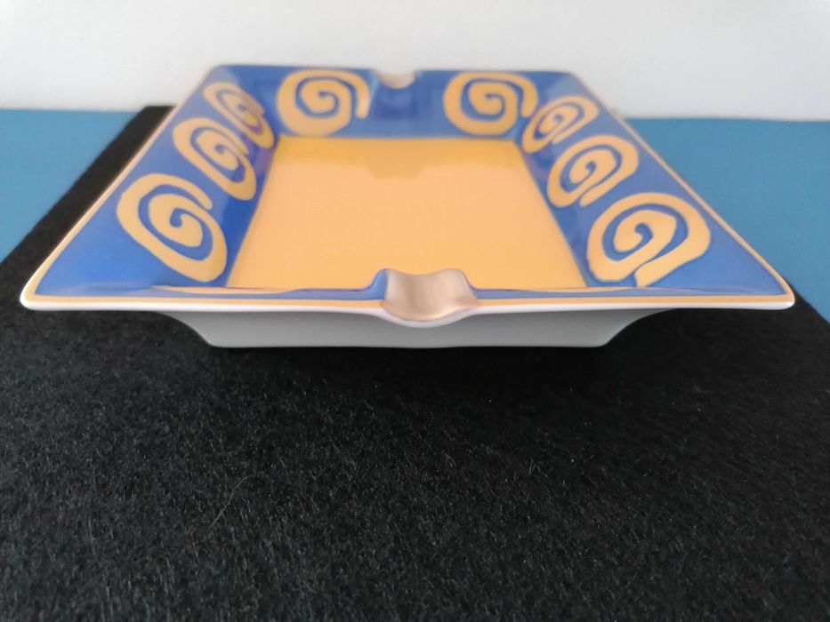 Cinzeiro retangular em loiça Limoges, França.
Collection L`ETHNIQUE