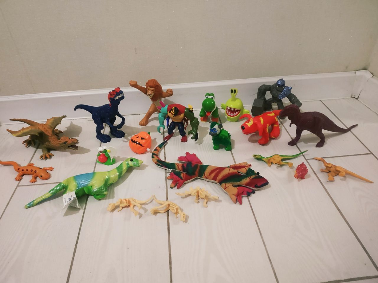 Різні ігрові фігурки динозаври і інші