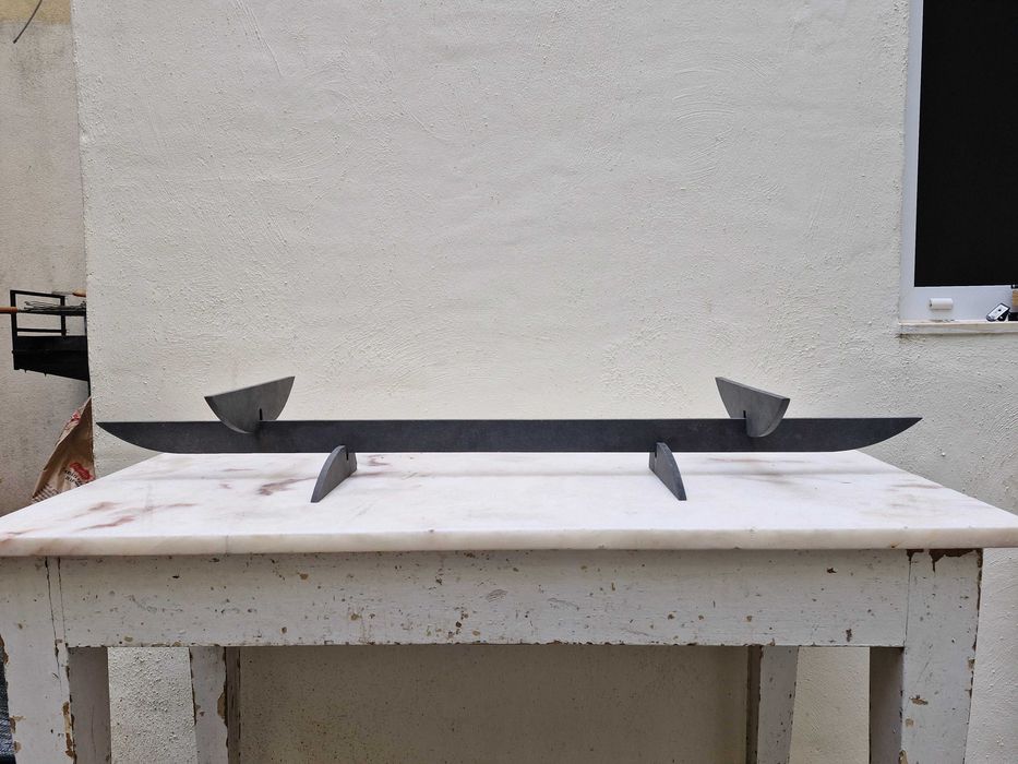 Suporte multifuncional em Valchromat preto — peça única de 1 metro