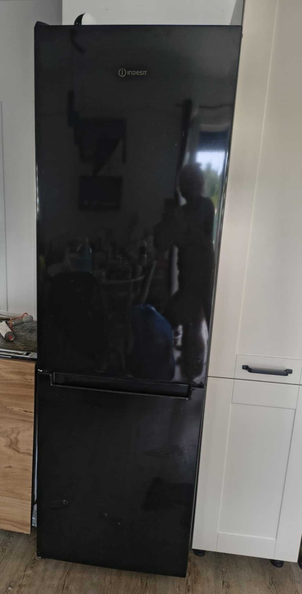 Sprzedam Lodówkę INDESIT LI8S1EK zakupioną w grudniu 2022 na gwarancji