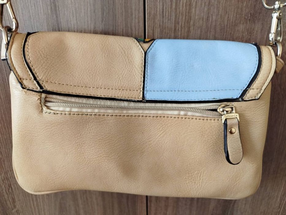 Сумка жіноча з внутрішніми карманами.