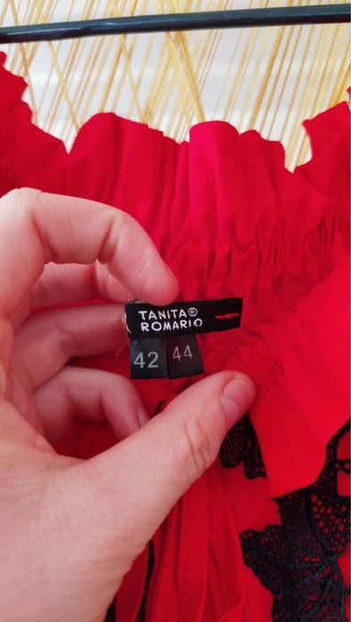 Червона сукня з вишивкою