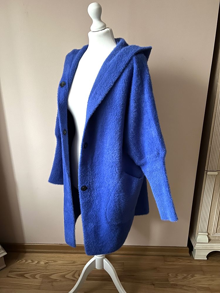 Sweter rozpinany z kapturem płaszcz wełniany kobaltowy moda włoska