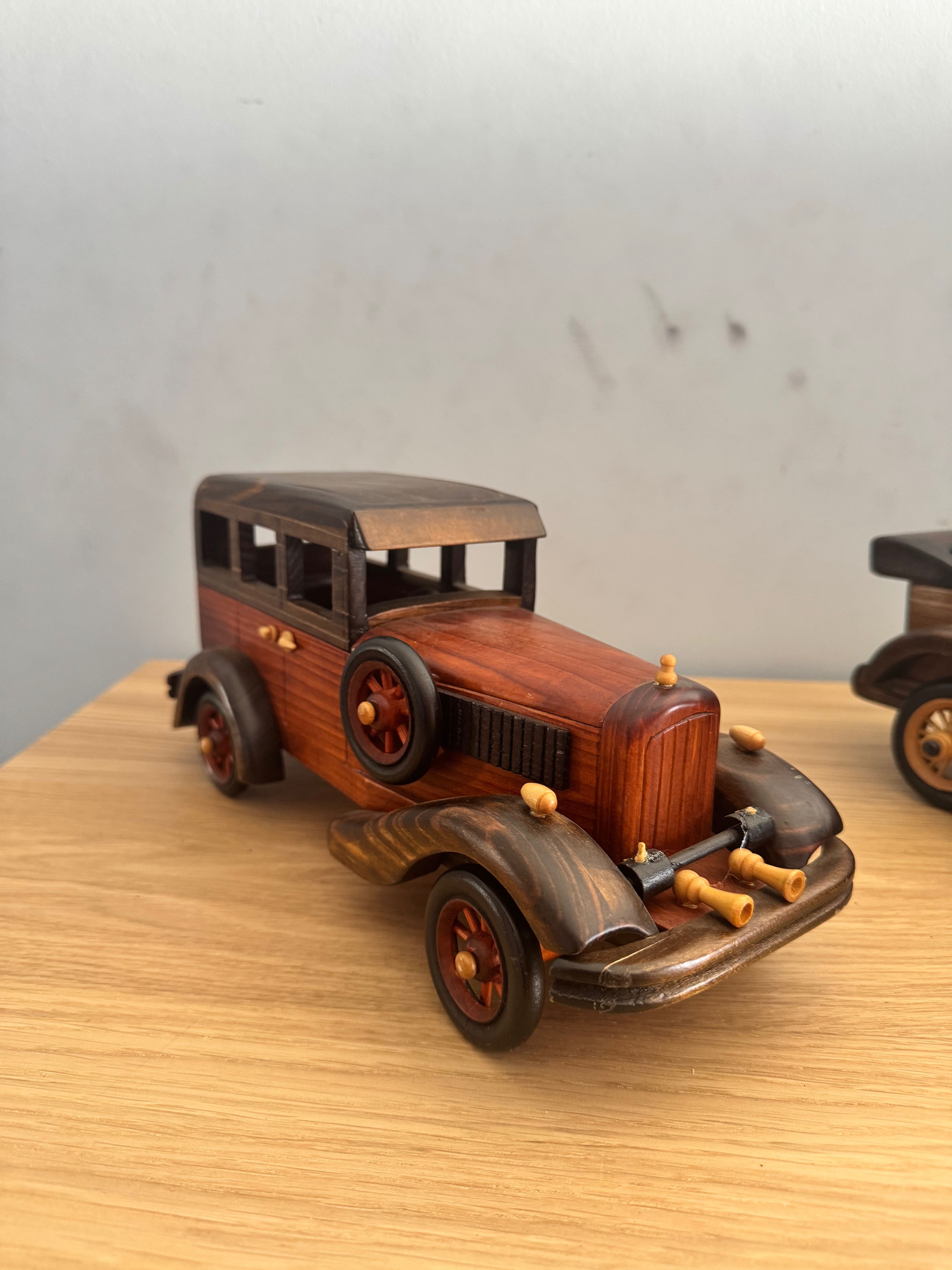 Vendo carros de madeira com alguns defeitos
