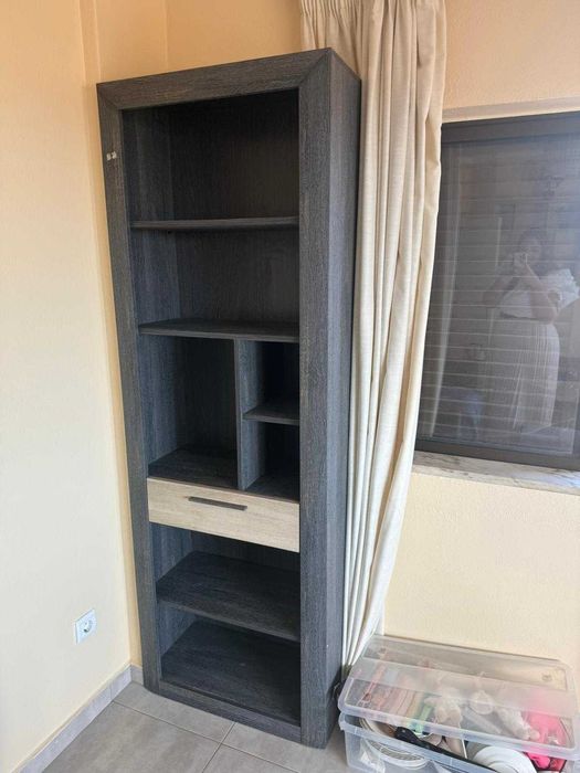 Estante em MDF com uma gaveta