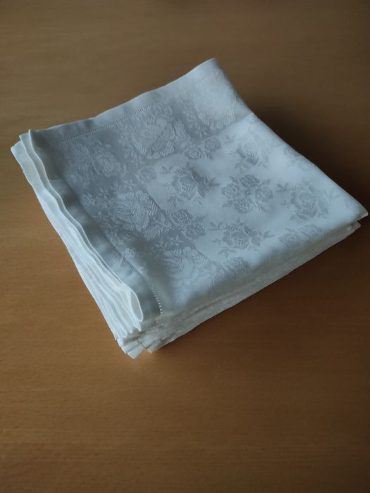 Toalha de mesa e guardanapos.