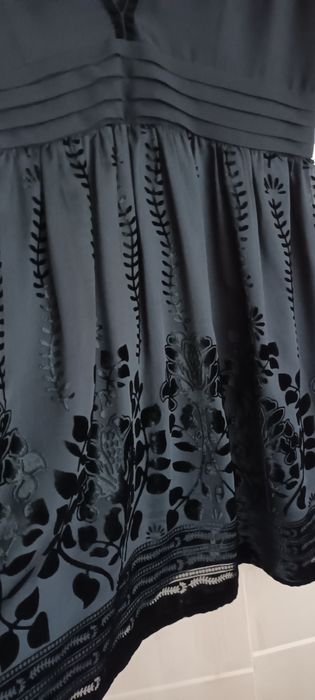 Sukienka marki H&M czarna rozmiar XL wzór kawiaty