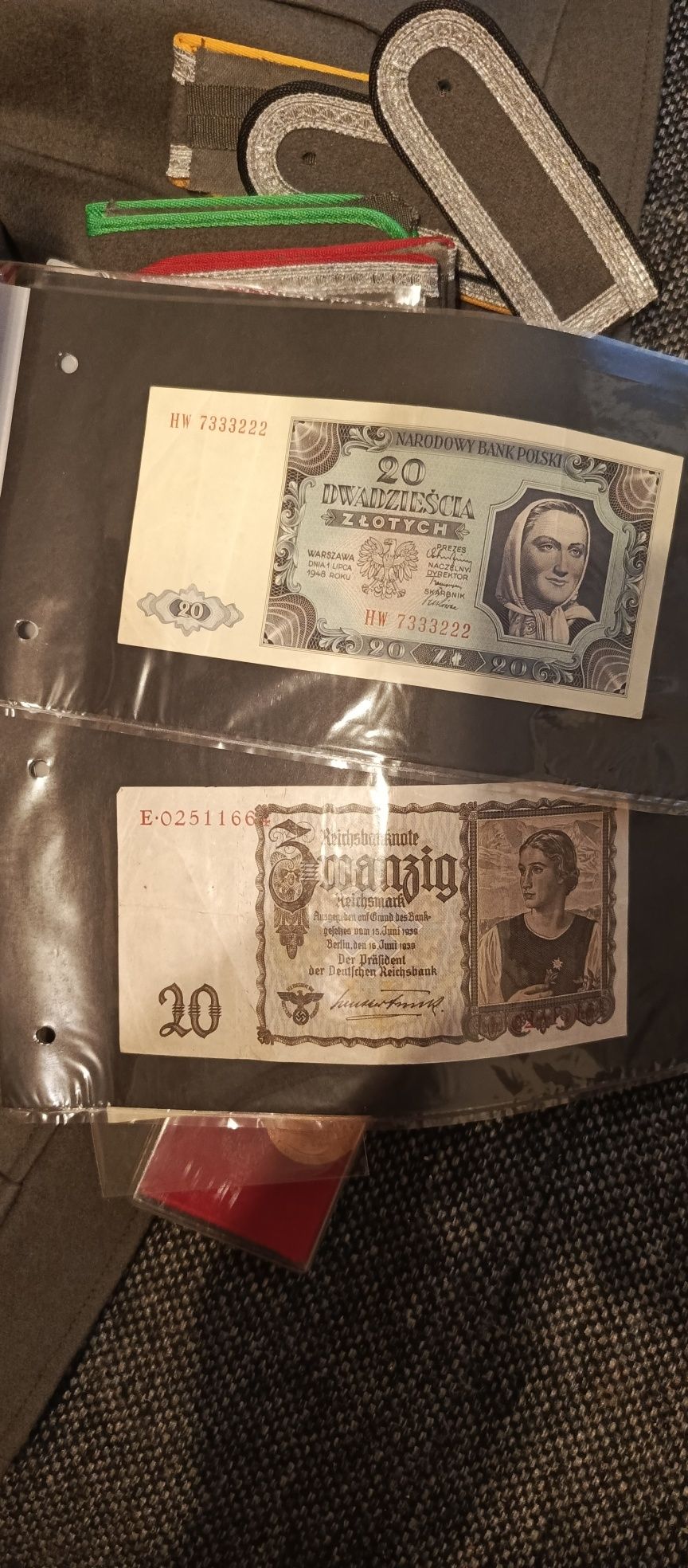 Mundur czapka pagony ordery banknoty
