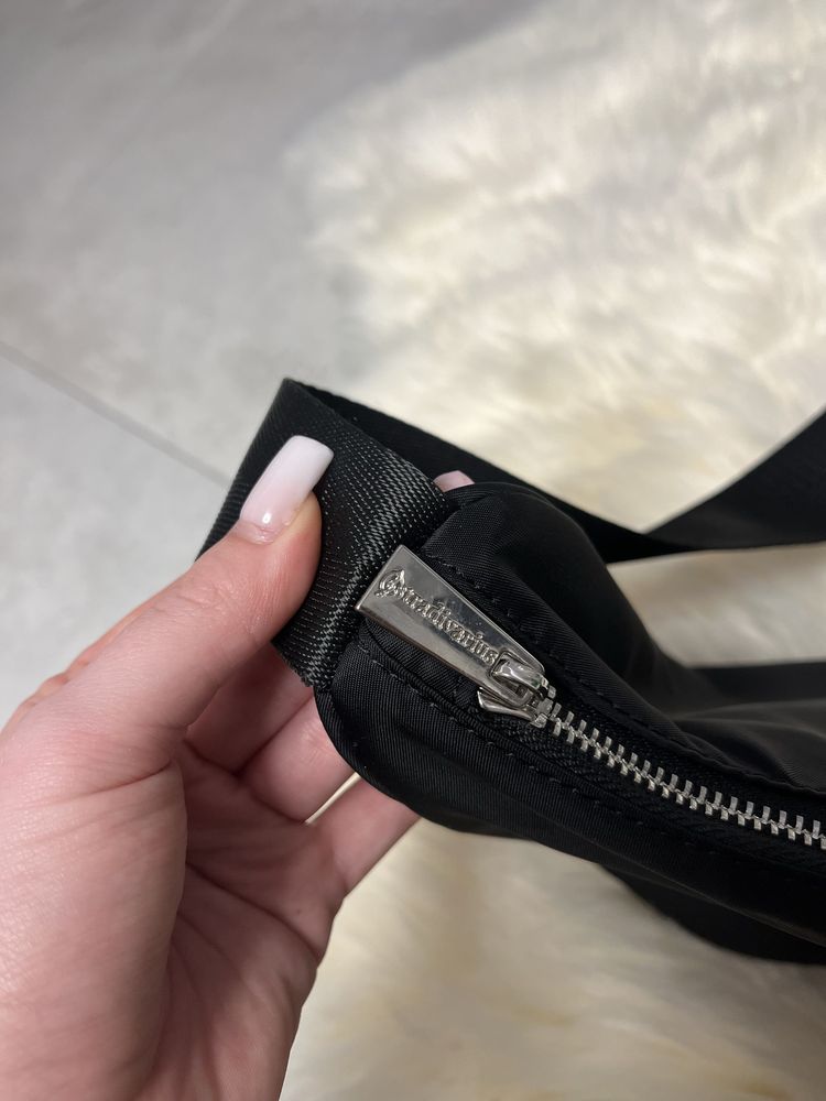 Czarna mała torebka Stradivarius na ramię