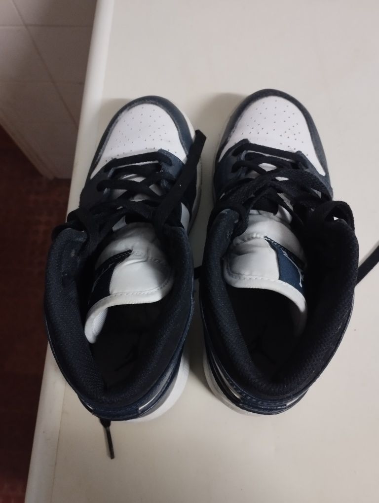 Tênis Air Jordan azuis e brancos