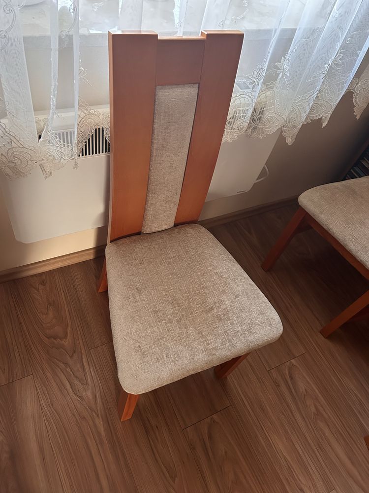 Stół z krzesłami