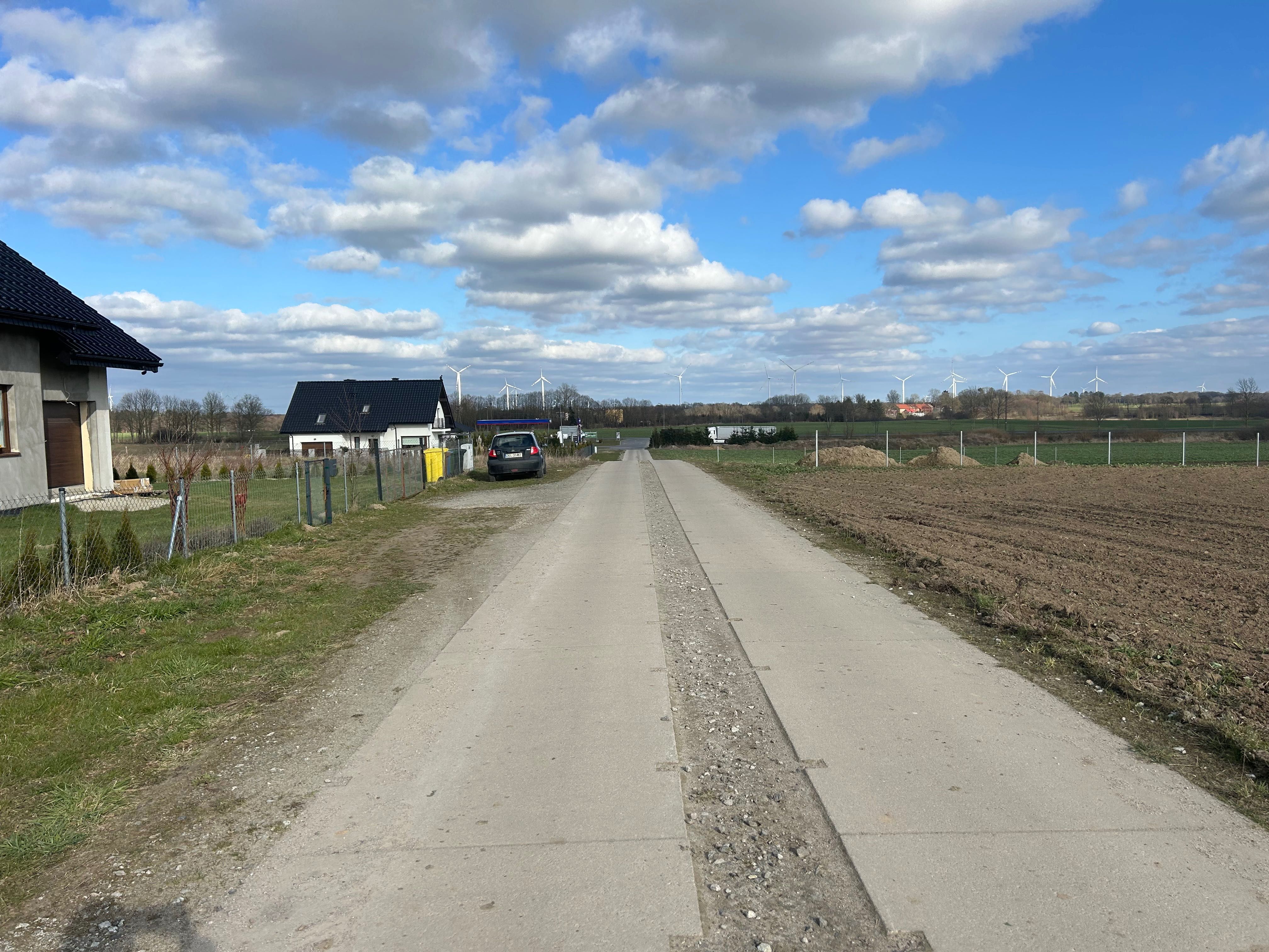 Działki budowlane  , nowa droga , oświetlenie , media .