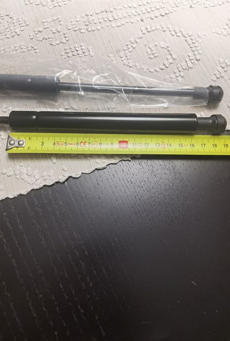 Par de amortecedores para capot ou mala automóvel.