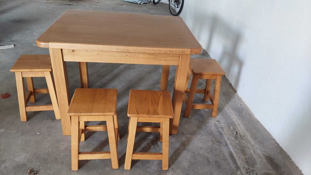 Mesa de madeira maciça c/ 4 Bancos