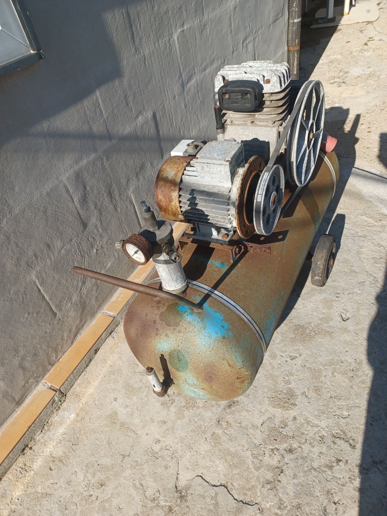 Compressor trifásico
