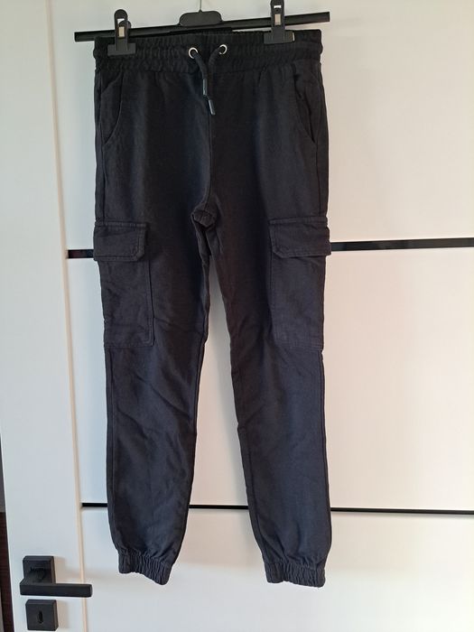 Spodnie dresowe dla dziewczynki 140