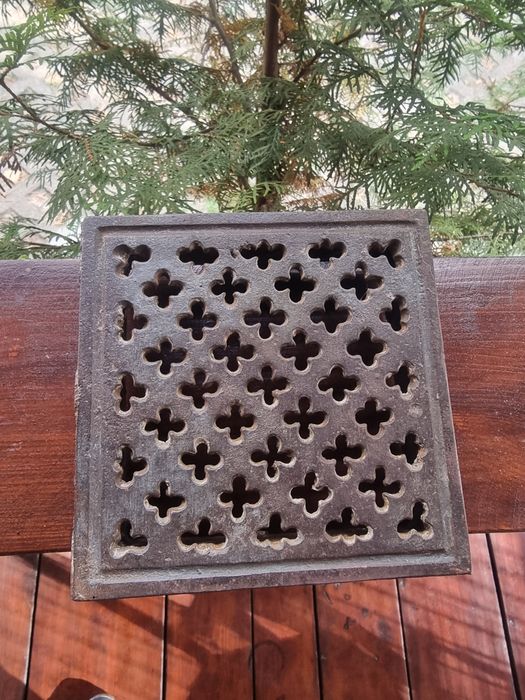 Kratka wentylacyjna żeliwna zabytkowa.