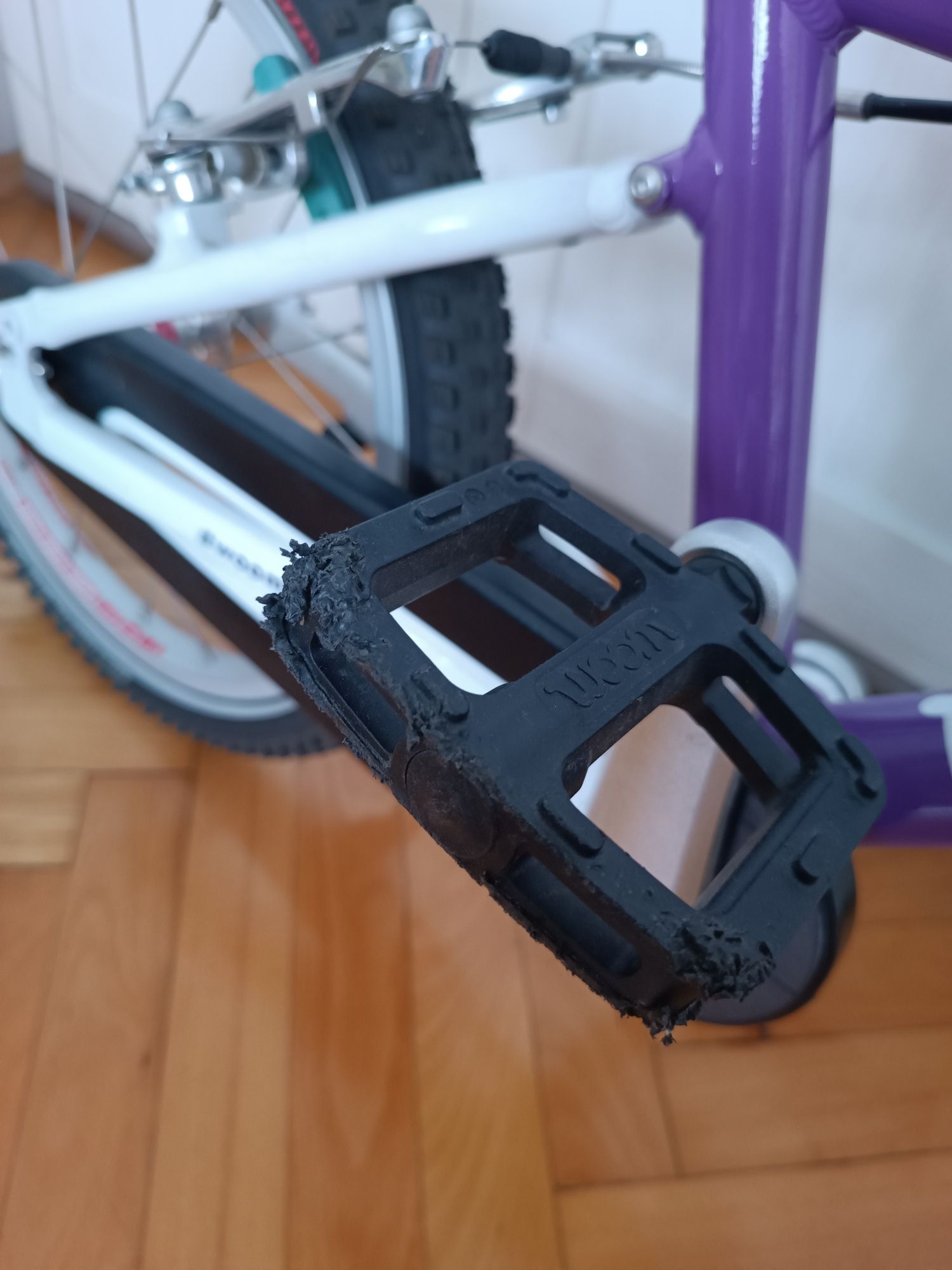Dziecięcy rower Woom 3 fioletowy z nóżką/stopką