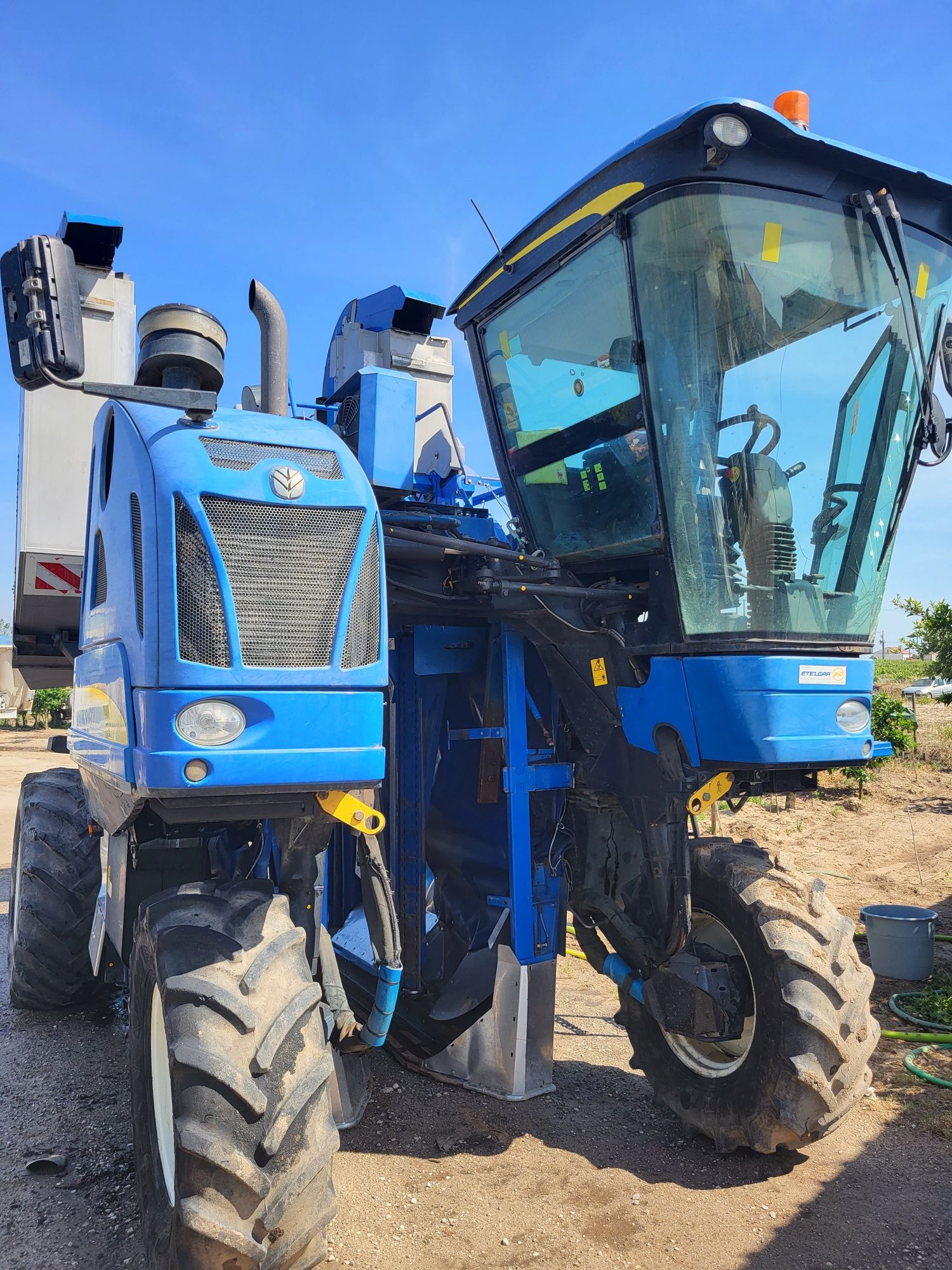 Máquina de vindimar/Olival NEW HOLLAND VX7090